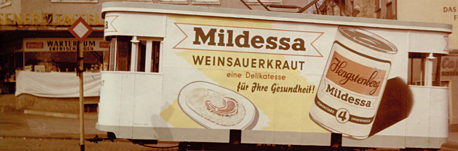 Un tren con un anuncio de Mildessa Wine Sauerkraut.