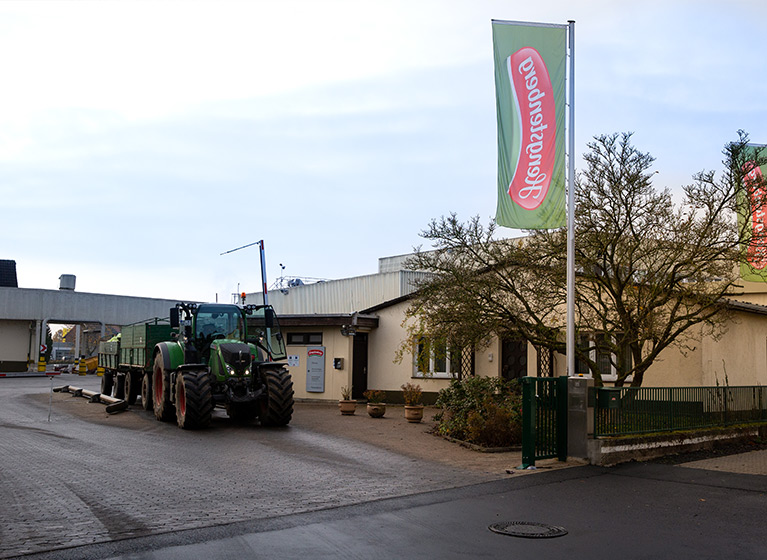 Un tractor frente a la fábrica de Fritzlar.